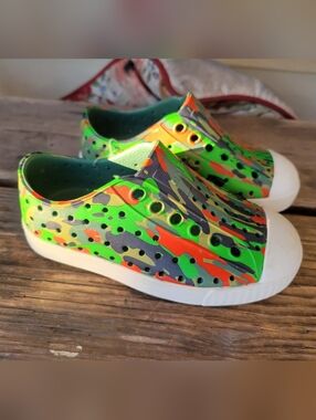 NATIVE JEFFERSON SZ 7c VGUC GREEN ORANGE CAMO print water slip On Water shoes